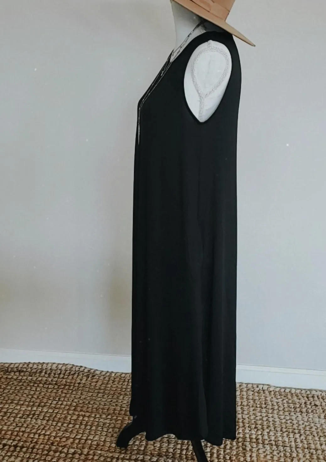 Michelle Sleeveless Crew Neck Shift Dress-Black